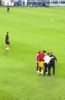 球迷冲场只为找韦世豪，一旁的刘殿座还帮着安抚，韦世豪也是宠！
