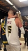 铁汉柔情！掘金G1赢森林狼赛后约基奇抱起女儿返回更衣室