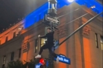 蜘蛛侠出没?赛后纽约球迷爬上路灯杆&双手悬空吊在电线上