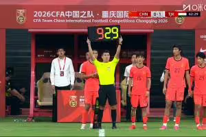 十人国足连换4人！赵松源、杨明洋等4人登场，黄晟豪、王上源下场